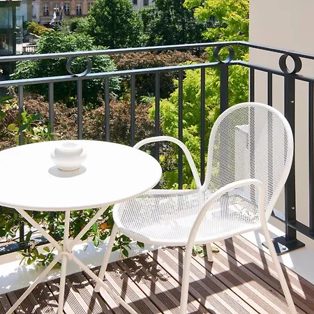 Perpetual Elysee Montaigne Hotel Paryż