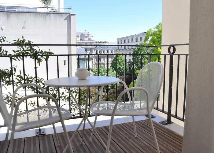 Perpetual Elysée Montaigne Parigi