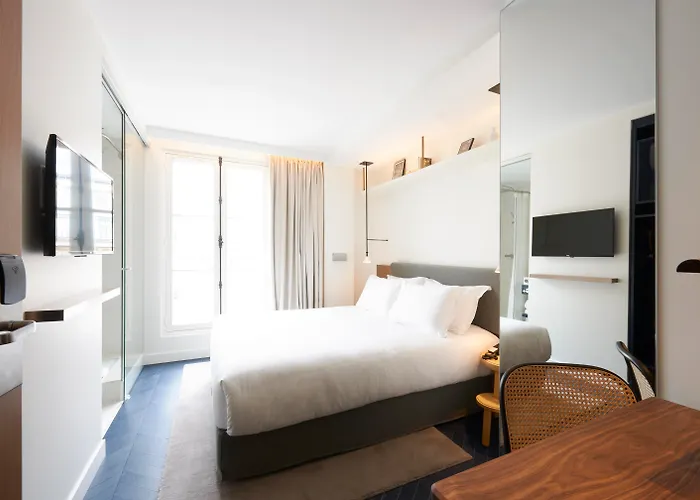 Perpetual Elysee Montaigne Paris